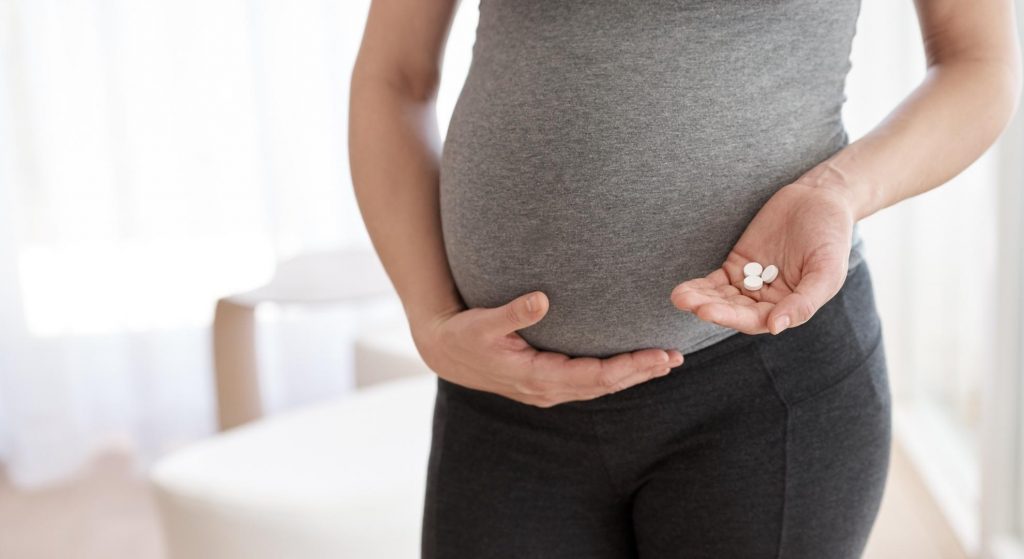 mujer embarazada toma ácido fólico