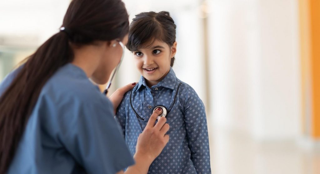 doctora revisa corazón de un niño