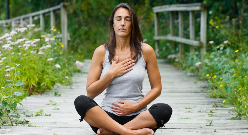 mujer meditando 