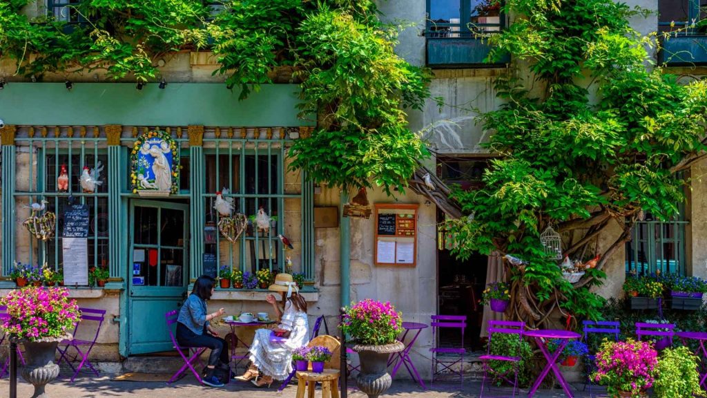 mujeres tomando café en París