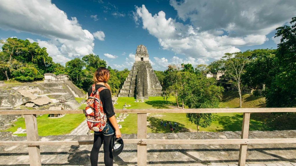 Mujer en ruinas arqueológicas Tikal