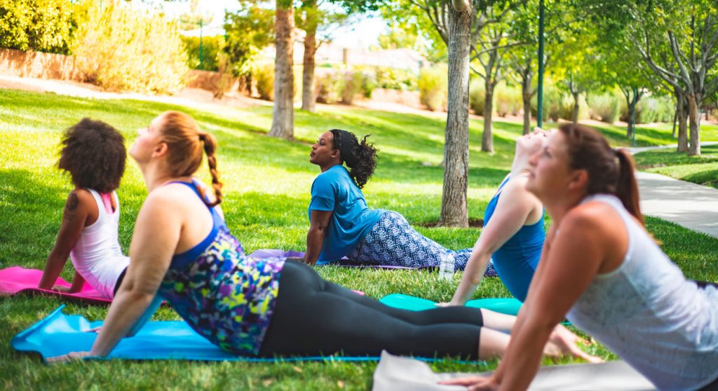 Mujeres diversas haciendo yoga