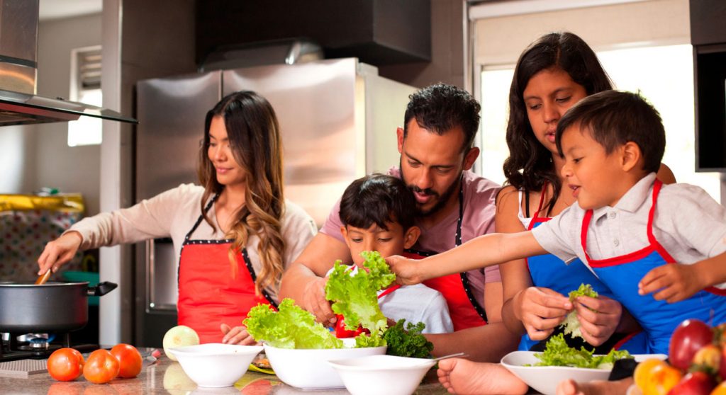 familia preparando los alimentos saludables
