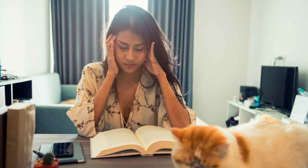 mujer estresada con gato