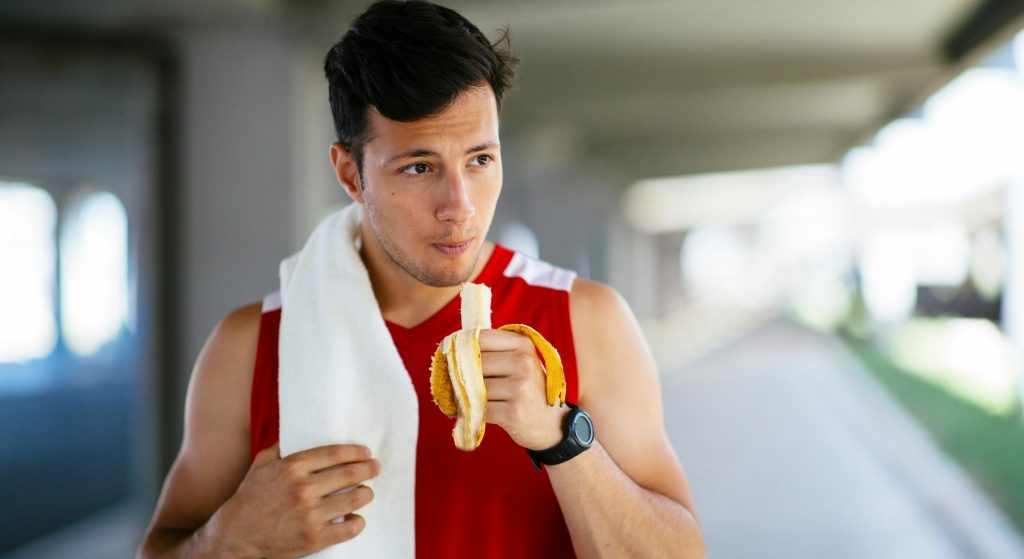 atleta comiendo plátano