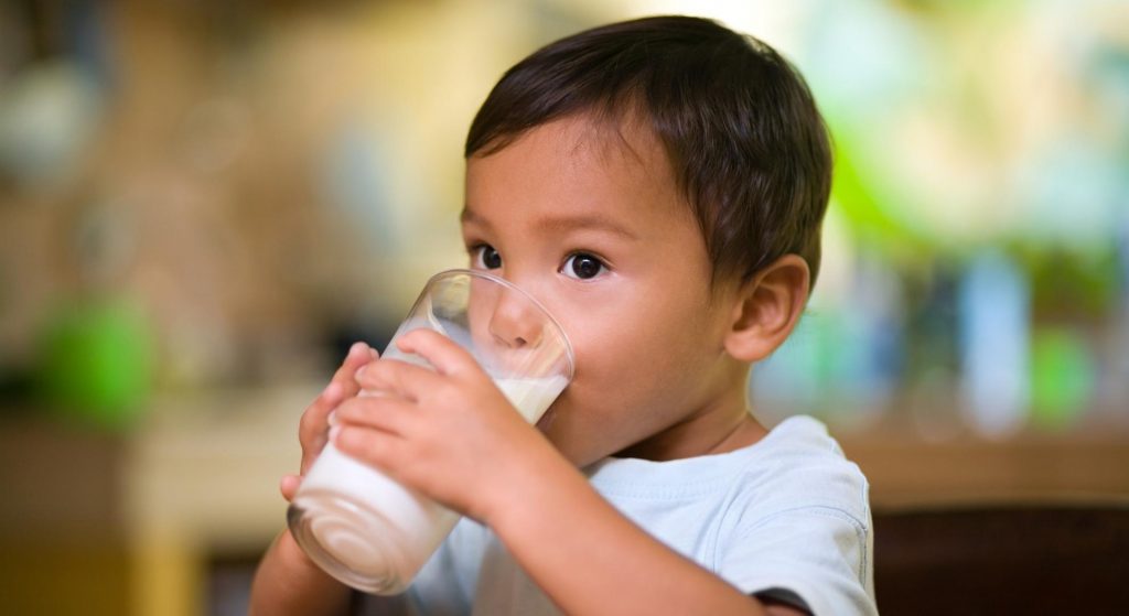 niño pequeño tomando leche